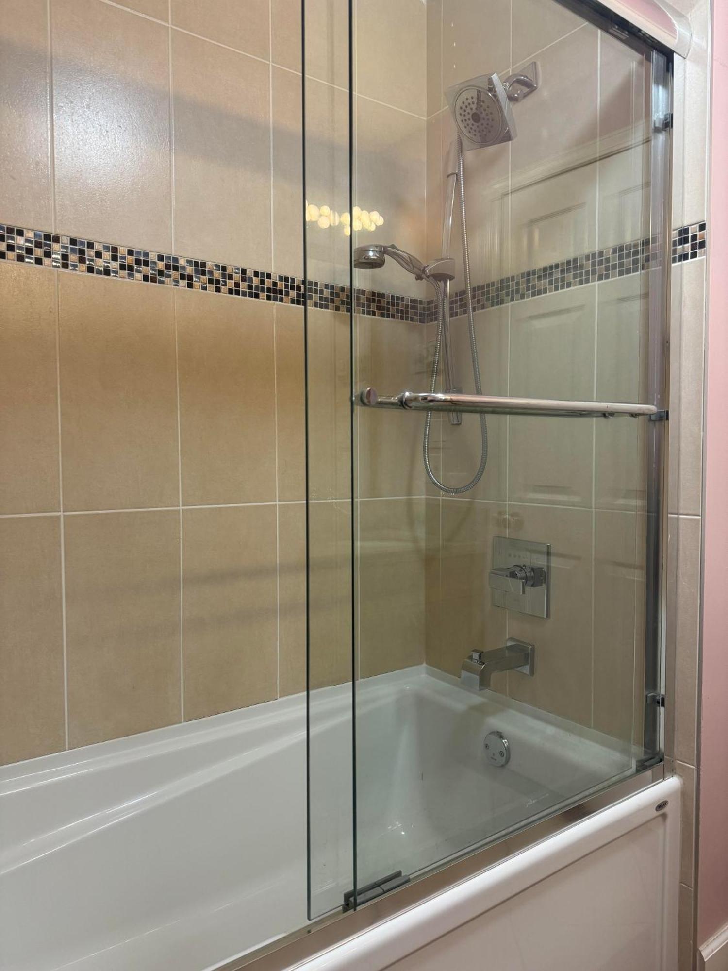 Comfortable Guest Home Near Downtown Vancouver & Sights & Stores Bagian luar foto